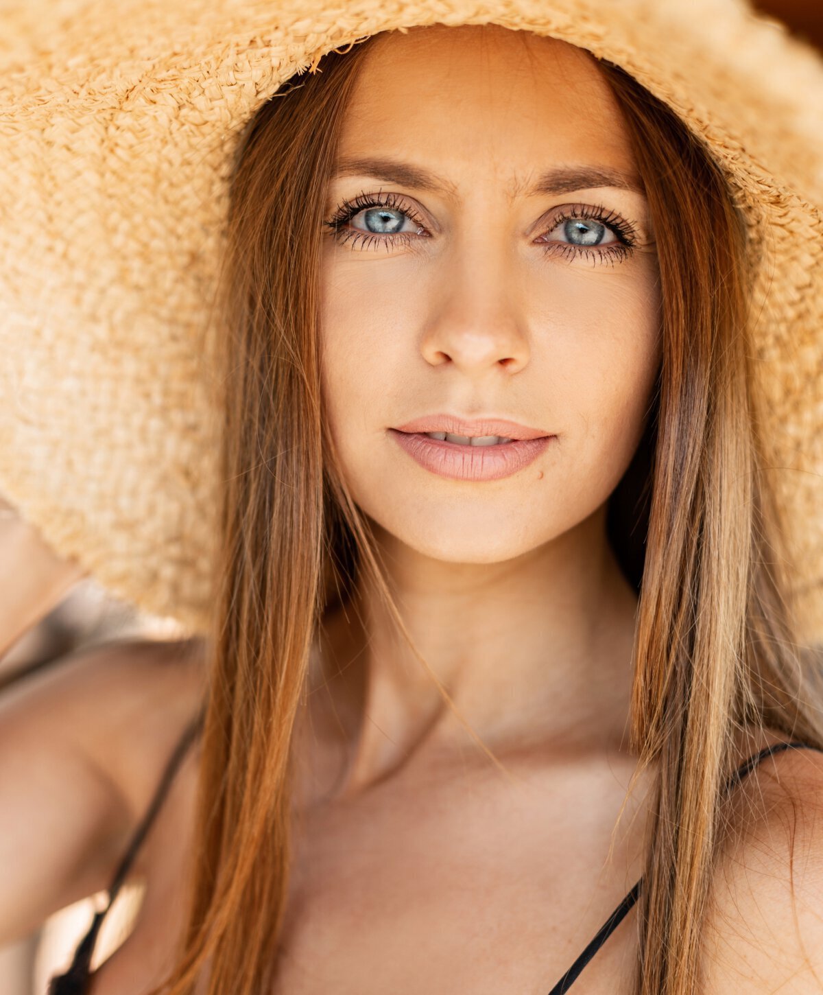 Irvine sculptra model with tan hat